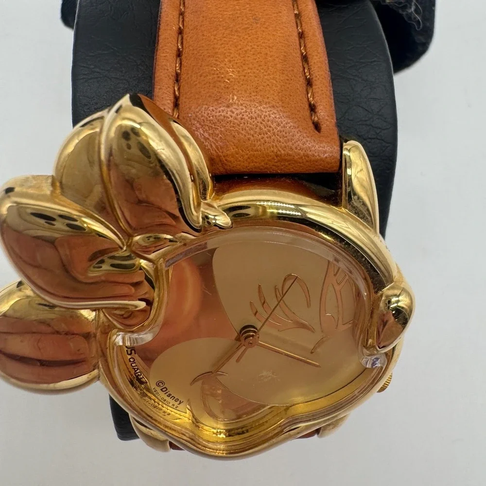 Lorus Disney Minnie Mouse Gold Tone Shaped Case Leather Watch V501-0820 need bat